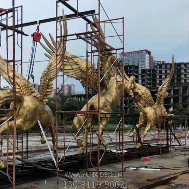 金色馬群，帶翅膀的飛馬雕塑