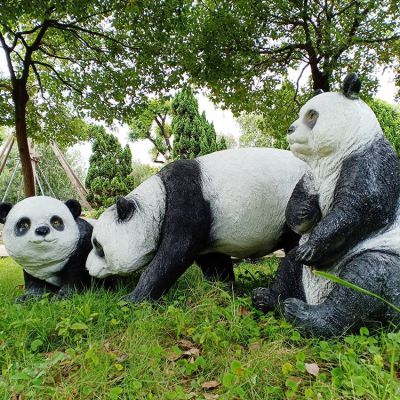 玻璃鋼熊貓雕塑，園林草叢動物擺件
