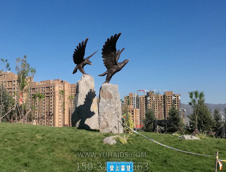 農(nóng)場(chǎng)兩只飛翔的樹脂老鷹雕塑