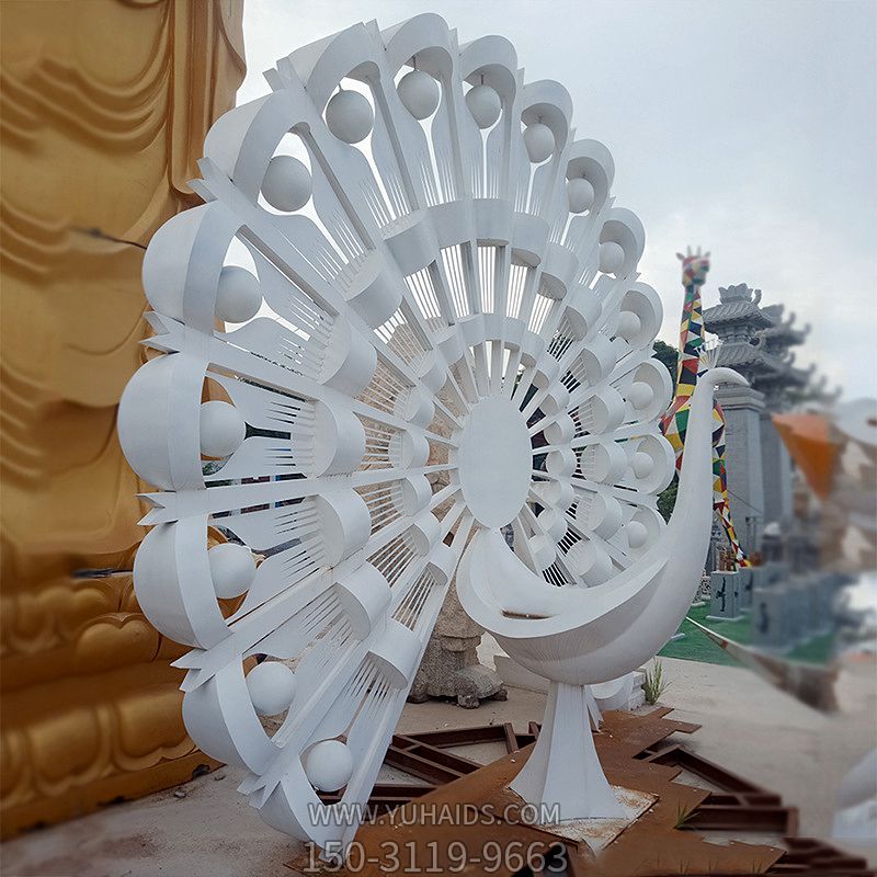 大型商場(chǎng)門口一只愛(ài)美的不銹鋼鏤空孔雀雕塑