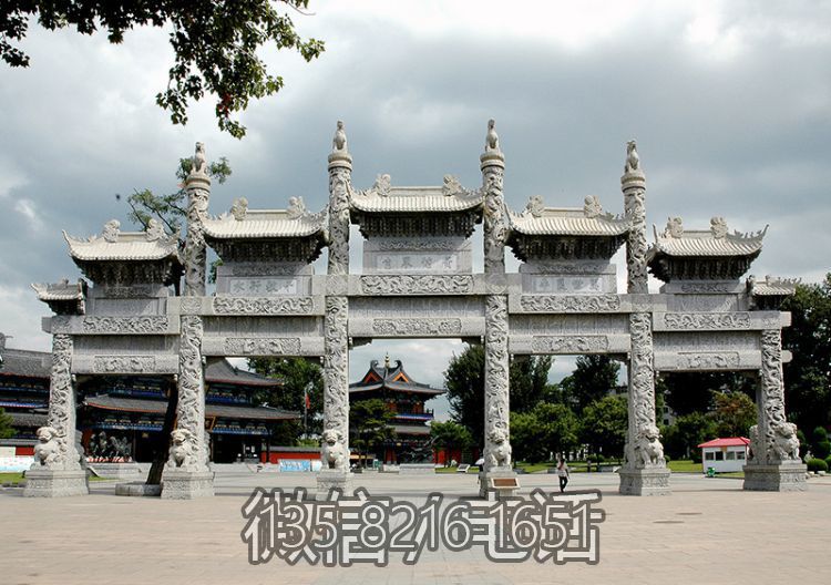 廣場(chǎng)大型石雕牌樓