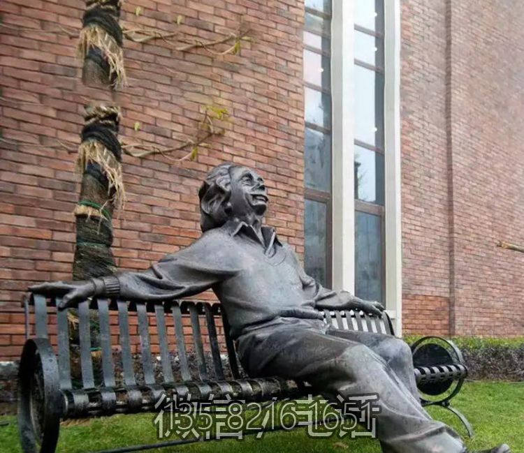 城堡戶外坐在長(zhǎng)椅休息的西方名人愛(ài)因斯坦雕塑