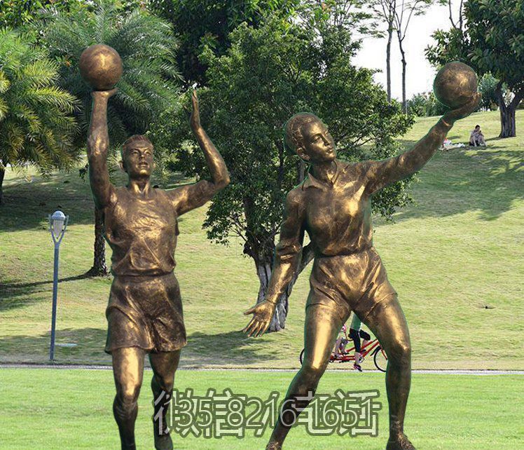花園景觀擺件玻璃鋼仿銅打籃球的情景人物雕塑