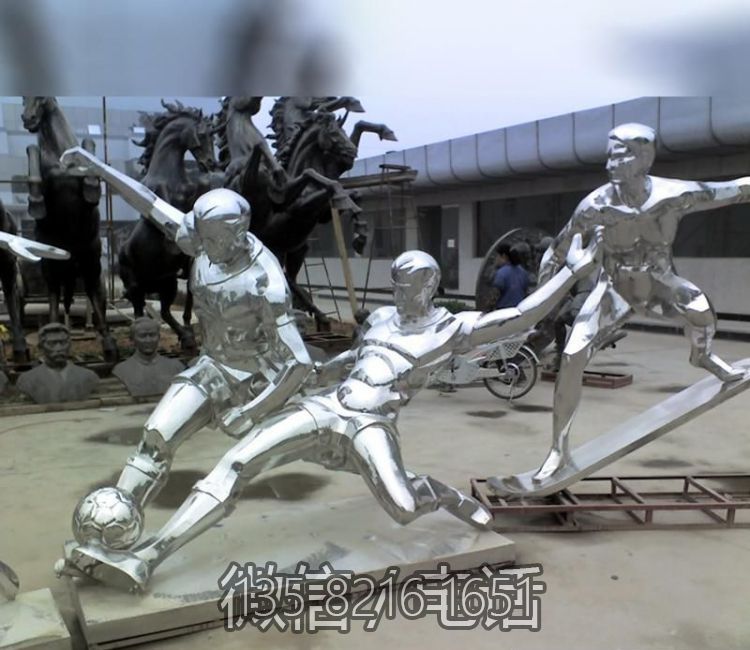 校園廣場不銹鋼鏡面抽象運動提足球的人物雕塑