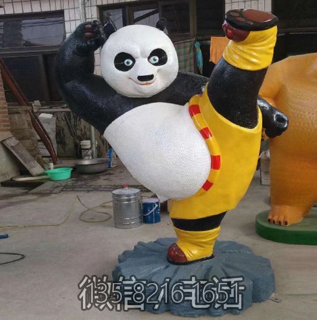踢腿的功夫熊貓雕塑