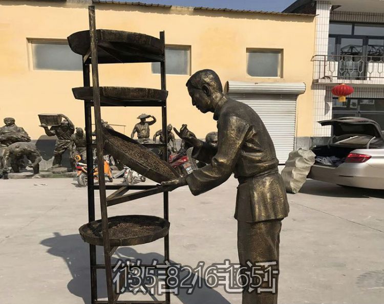 晾曬茶葉的人物仿銅雕塑