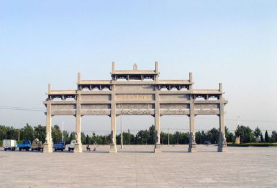 廣場(chǎng)石牌坊