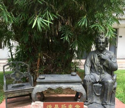 園林戶外玻璃鋼仿銅西方名人景觀發(fā)明家愛(ài)因斯坦雕塑