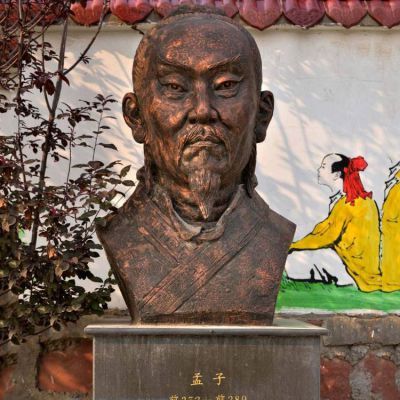 公園廣場擺放戰國時期著名思想家孟子半身像紫銅雕塑