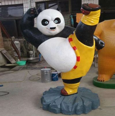 踢腿的功夫熊貓雕塑