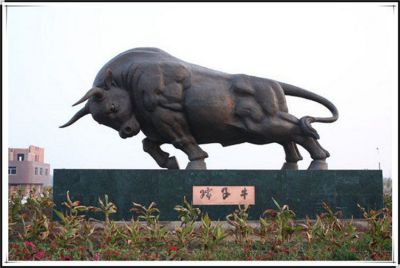 景區(qū)工廠景觀大型景觀動(dòng)物擺件玻璃鋼仿銅定制奮進(jìn)牛雕塑
