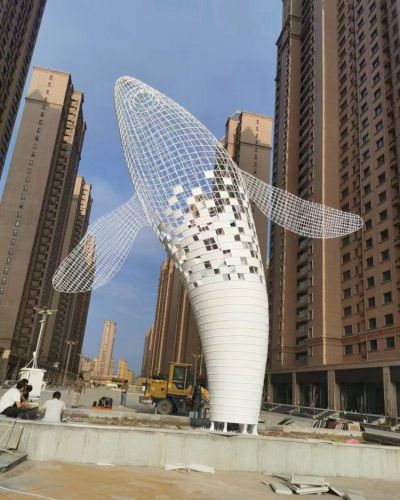 小區景觀落地擺件大型不銹鋼鏤空創意鯨魚雕塑