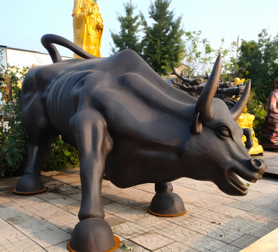 街道路邊大型動(dòng)物裝飾落地?cái)[件定制玻璃鋼鑄銅華爾街牛雕塑